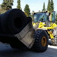 Radlader, der Reifen transportiert