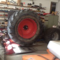 großer Reifen in der Werkstatt
