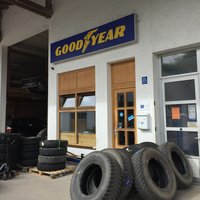 Reifen vor der Werkstatt